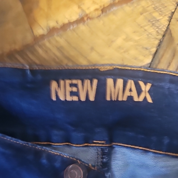 Stylish Dark Blue Women's Cropped Jeans - Picture 3 of 7